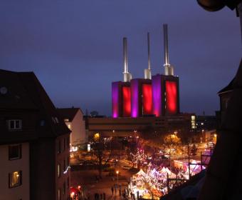 Weihnachtsmarkt Linden mit passend illuminiertem Heizkraftwerk
